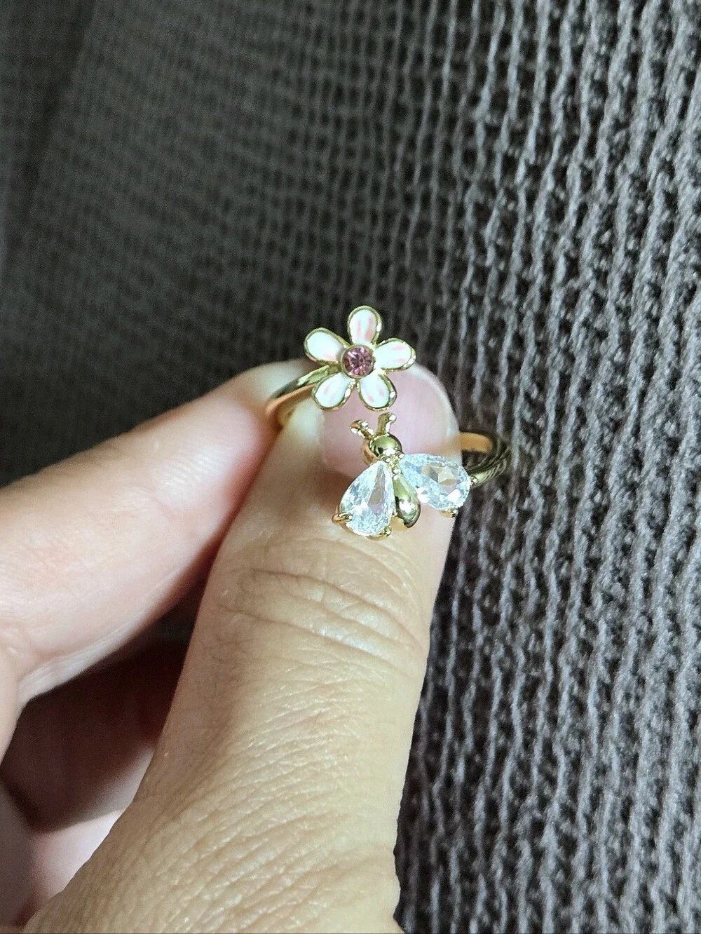 La Meno Flower🌸 and Bee🐝 Bypass Ring💍 - NIB - Picture 3 of 16